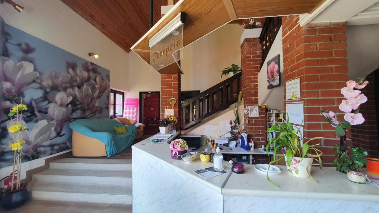 Harmonia Apartmanhaz Balatonlelle Buitenkant foto
