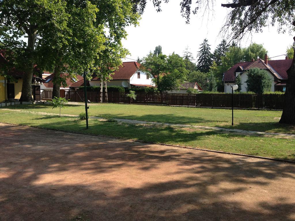 Harmonia Apartmanhaz Balatonlelle Buitenkant foto